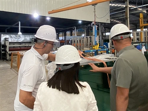 Un client del Regne Unit visita la fàbrica MIGO GLASS per inspeccionar la pro...